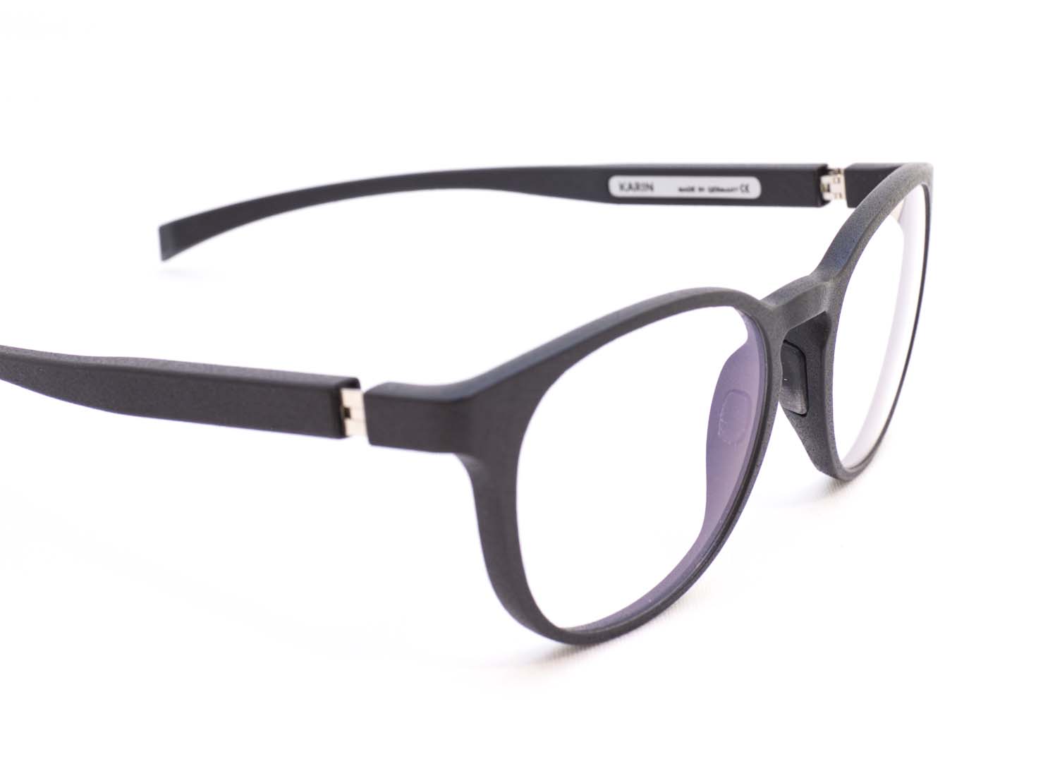 schwarze 3D Druck Brille, seitenansicht, erhältich in Ingolstadt bei Optik Schönauer (ehemals Optik Reichhart) in der Münchener Str. 93 und beim Brillenstudio Schönauer Lena-Christ-Str. 2a