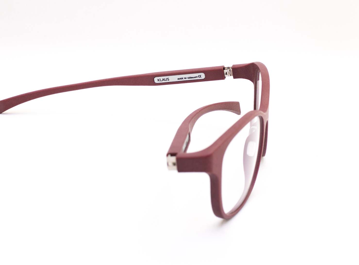 rote 3D Druck Brille, seitenansicht, erhältich in Ingolstadt bei Optik Schönauer (ehemals Optik Reichhart) in der Münchener Str. 93 und beim Brillenstudio Schönauer Lena-Christ-Str. 2a