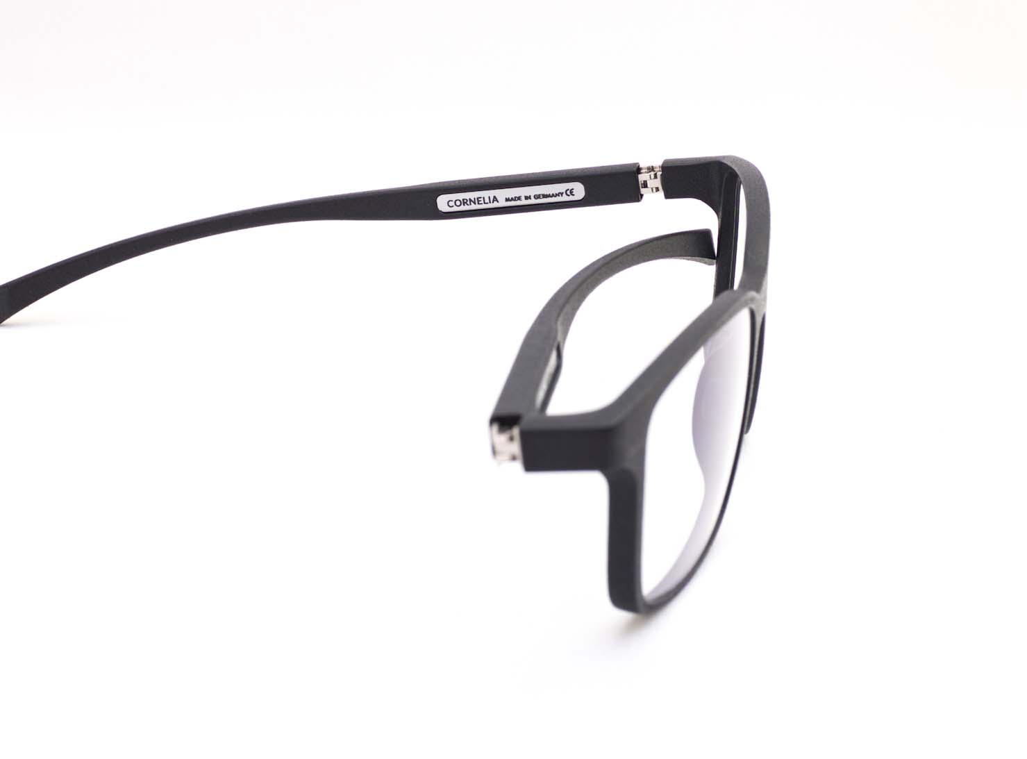 anthrazitfarbene 3D Druck Brille, Seitenansicht, erhältlich in Ingolstadt bei Optik Schönauer (ehemals Optik Reichhart) in der Münchener Str. 93 und beim Brillenstudio Schönauer Lena-Christ-Str. 2a