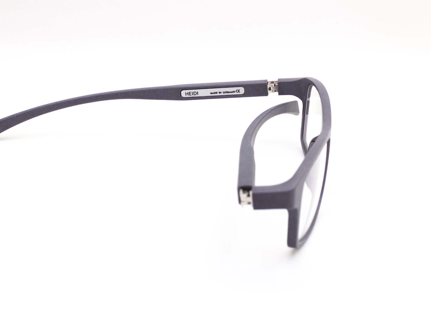 graue 3D Druck Brille, seitenansicht, erhältich in Ingolstadt bei Optik Schönauer (ehemals Optik Reichhart) in der Münchener Str. 93 und beim Brillenstudio Schönauer Lena-Christ-Str. 2a