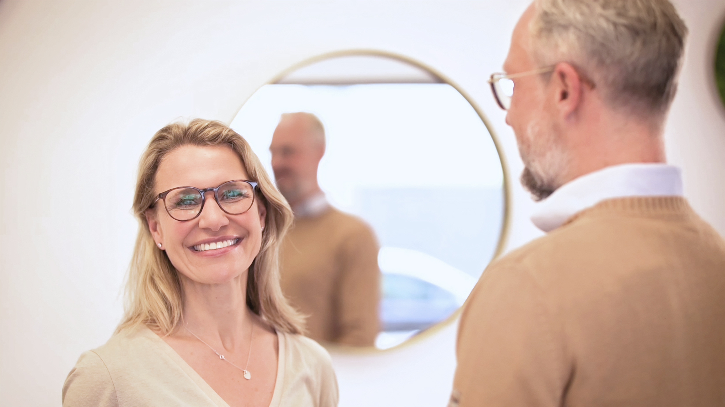 Aktion Gleitsichtbrille vom 1a Augenoptiker in Ingolstadt. Optik Schönauer garantiert perfekte Gelitsichtglasanpassung. 3DScan beim Testsieger für Brillengläser und Augenoptikermeister dem Spezialist für Sehtest.