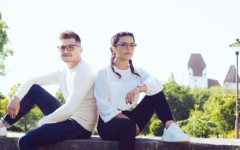 Modeshooting mit Ingolsädter Models im Klenzepark Ingolstadt vor dem Schloss von König Ludiwig. 3D Druck Brilen in verschiedenen Farben und Formen, exklusiv beim Optiker Schönauer und Optik Schönauer (ehemals Optik Reichhart)