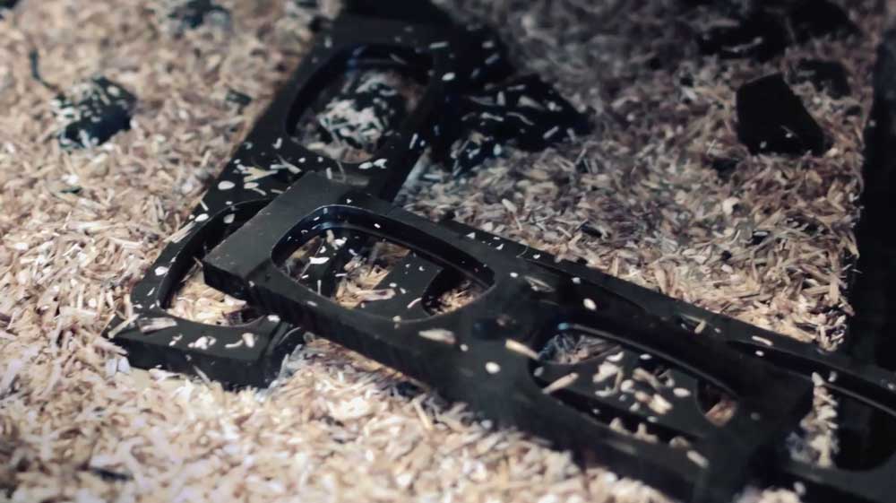 Bei Andy Wolf Brillen wird aus Kunststoffplatten ausgefräst, auch gesägt, gefeilt. Die hadgefertigten Brillen werden in Ingolstadt bei Optik Schönauer (ehemals Optik Reichhart) vorgeführt. Die Herstellung ist auf diesem Bild oder noch besser im Video zu sehen.
