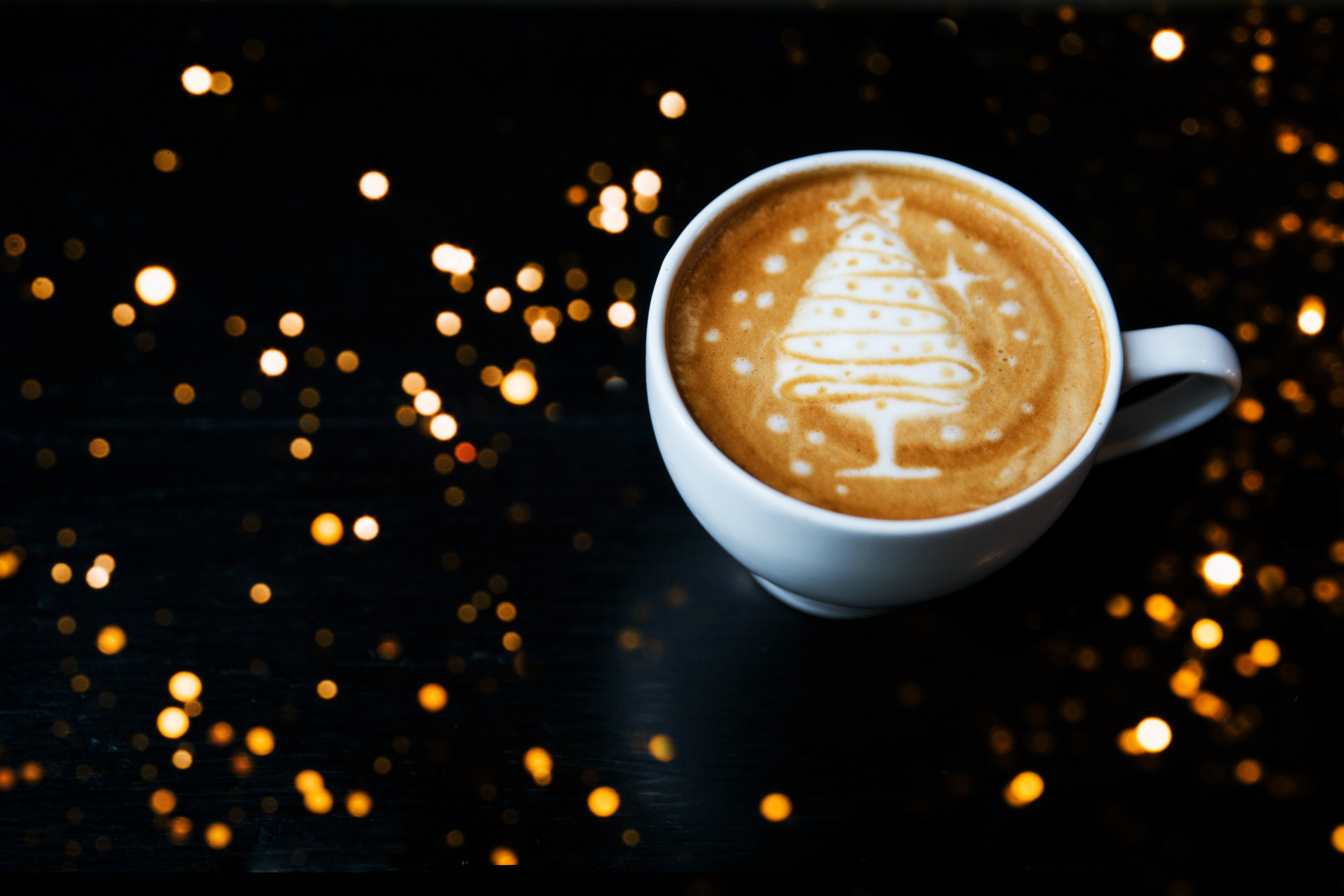 Weihnachtsgeschenk Late Art Christbaum bei Optik Schönauer dem Augenoptiker mit Café Barista in Ingolstadt. Der beste Cafe in der Stadt beim 1a ausgezeichneten Optiker Uli Schönauer mit Team in der Lena-Christ-Str. 2a beim Schuh Mücke und in der Münchener Straße 93 in der Nähe vom Hauptbahnhof.