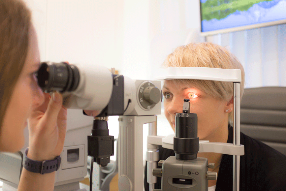Moderne Augenuntersuchung bei Optik Sch&ouml;nauer in Ingolstadt