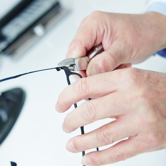 Brillenreparatur in der eigenen Werkstatt von Optik Sch&ouml;nauer