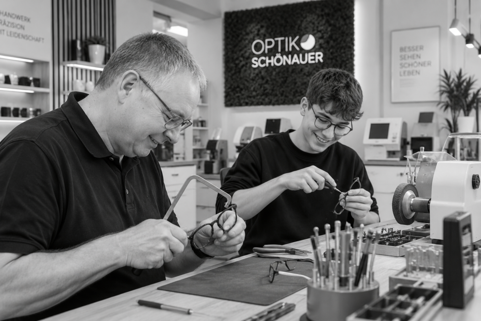 Augenoptiker-Handwerk in der eigenen Werkstatt von Optik Sch&ouml;nauer in Ingolstadt