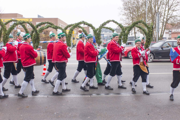 Schäfflertanz in Ingolstat in der Münchener Straße. Viele Zuschauer. Ein toller Auftritt der ingolstädter Schäfflergilde. Organisiert vom MTV Ingolstadt. Direkt vor Optik Schönauer (ehemals Optik Reichhart) Inhaber Uli Schönauer.