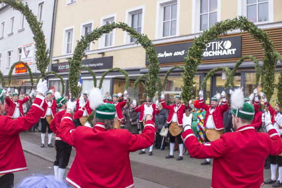 Schäfflertanz in Ingolstat in der Münchener Straße. Viele Zuschauer. Ein toller Auftritt der ingolstädter Schäfflergilde. Organisiert vom MTV Ingolstadt. Direkt vor Optik Schönauer (ehemals Optik Reichhart) Inhaber Uli Schönauer.