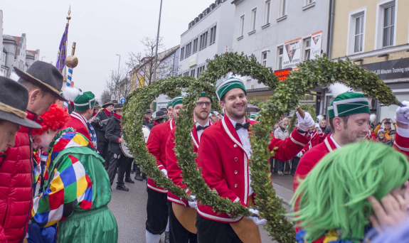 Schäfflertanz in Ingolstat in der Münchener Straße. Viele Zuschauer. Ein toller Auftritt der ingolstädter Schäfflergilde. Organisiert vom MTV Ingolstadt. Direkt vor Optik Schönauer (ehemals Optik Reichhart) Inhaber Uli Schönauer.