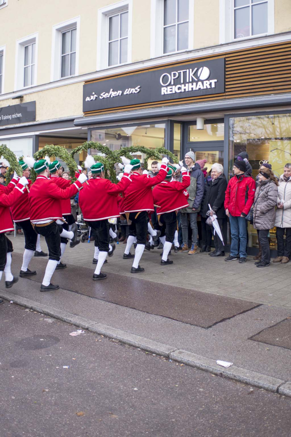 Schäfflertanz in Ingolstat in der Münchener Straße. Viele Zuschauer. Ein toller Auftritt der ingolstädter Schäfflergilde. Organisiert vom MTV Ingolstadt. Direkt vor Optik Schönauer (ehemals Optik Reichhart) Inhaber Uli Schönauer.