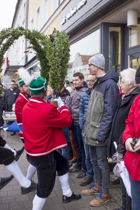 Schäfflertanz in Ingolstat in der Münchener Straße. Viele Zuschauer. Ein toller Auftritt der ingolstädter Schäfflergilde. Organisiert vom MTV Ingolstadt. Direkt vor Optik Schönauer (ehemals Optik Reichhart) Inhaber Uli Schönauer.