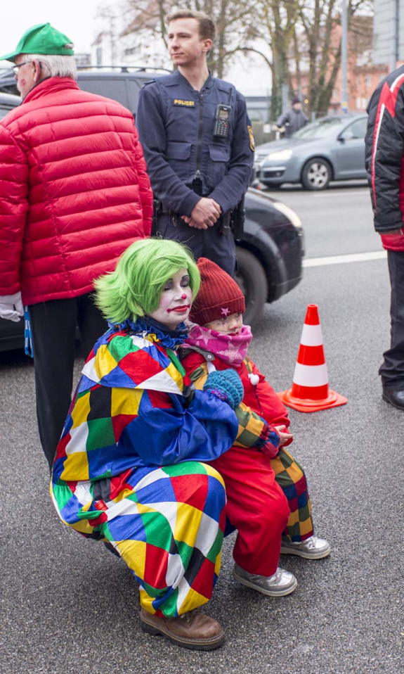 Schäfflertanz in Ingolstat in der Münchener Straße. Viele Zuschauer. Ein toller Auftritt der ingolstädter Schäfflergilde. Organisiert vom MTV Ingolstadt. Direkt vor Optik Schönauer (ehemals Optik Reichhart) Inhaber Uli Schönauer.