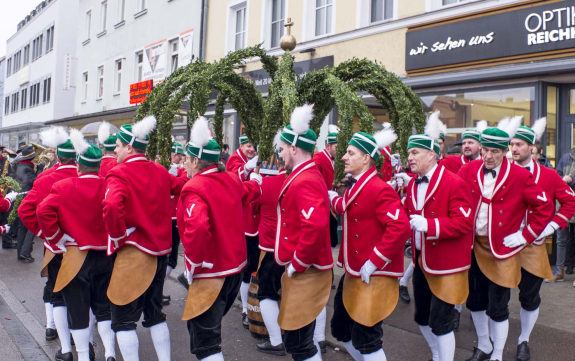 Schäfflertanz in Ingolstat in der Münchener Straße. Viele Zuschauer. Ein toller Auftritt der ingolstädter Schäfflergilde. Organisiert vom MTV Ingolstadt. Direkt vor Optik Schönauer (ehemals Optik Reichhart) Inhaber Uli Schönauer.