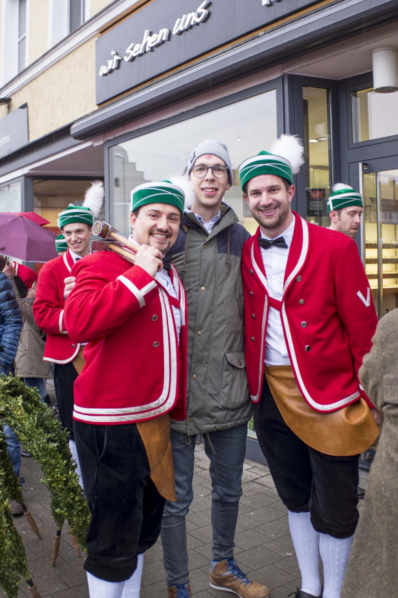 Schäfflertanz in Ingolstat in der Münchener Straße. Viele Zuschauer. Ein toller Auftritt der ingolstädter Schäfflergilde. Organisiert vom MTV Ingolstadt. Direkt vor Optik Schönauer (ehemals Optik Reichhart) Inhaber Uli Schönauer.