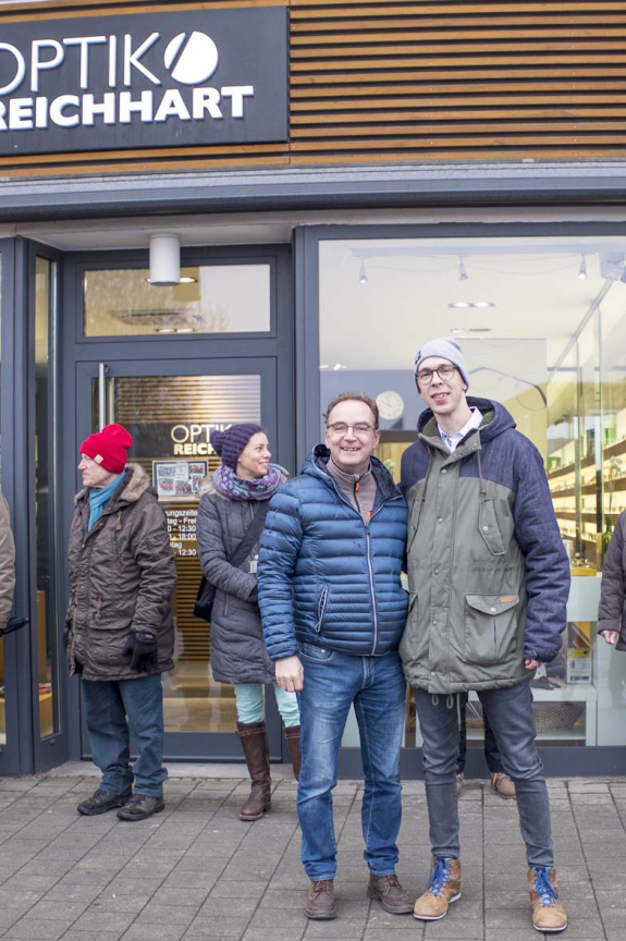 Uli Schönauer (im Bild rechts) der Inhaber der Optik Schönauer (ehemals Optik Reichhart) GmbH zusammen mit dem Vorbesitzer und Geschäftsgründer Markus Reichhart. Diese Aufnahme entstand beim Schäfflertanz 2019. Stadtrat Markus Reichhart engagiert sich seit einigen Jahren als Stiftungsverwalter bei der Wohltätigkeitsstiftung Marienheim Ingolstadt.