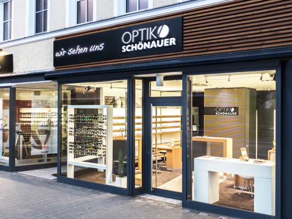 Aufnahme des Optikers Schönauer (ehemals Optik Reichhart) in Ingolstat. Außenaufnahme. Spezilaist für Brillen und Gleitsichtbrillen. Perfekt für Linsen und Gleitsichtkontaktlinsen. In wenigen Minuten erreichbar aus Zuchering, Manching und Reichertshofen. Inhaber Uli Schönauer. Optometrist und Meister.