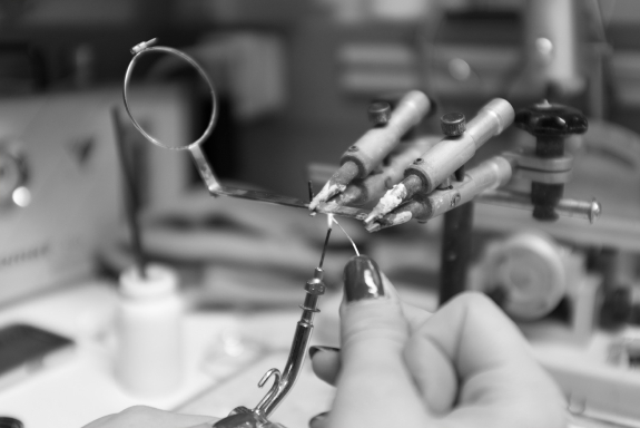 Herstellung einer handgefertigten Brille beim Optiker Reichhart. Handarbeit in Ingolstadt. Ausbidlung als Augenoptiker vorausgesetzt.