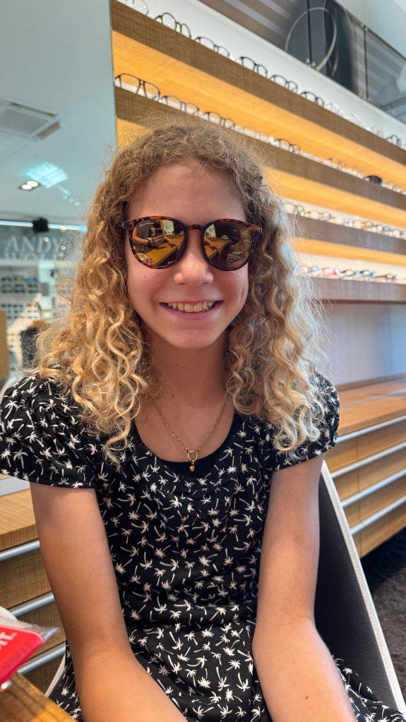 Sonnebrillenmodel Kundin von Optik Sch&ouml;nauer Locken