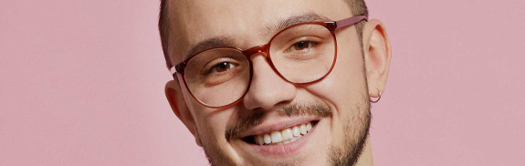 Diese Kunststoffbrille unisex steht Herren und Damen. Sie ist in einem Fliederton und besticht durch die sehr hochwertig gemachte, handgefertigte Baumwollacetat Eigenschaften mit dem samt-matten Oberflächen in den verscheidenen Farben hier in rose. Eine große Auswahl dieser hochwertigen Brillen gibt es in der Münchener Str. in Ingolstadt.