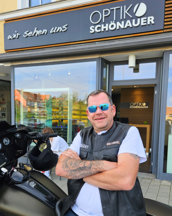 Kunde von Optik Sch&ouml;nauer zufrieden mit seiner Sonnenbrille