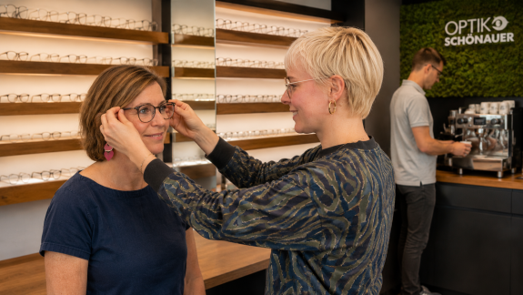 Die Betreuung bei Optik Sch&ouml;nauer ist nicht nach dem Verkauf aus, dann wird in regelm&auml;&szlig;igen Abst&auml;nden der Sitz der Gleitsichtbrille gepr&uuml;ft und optimiert. In beiden Filialen der Sch&ouml;nauerstanard.