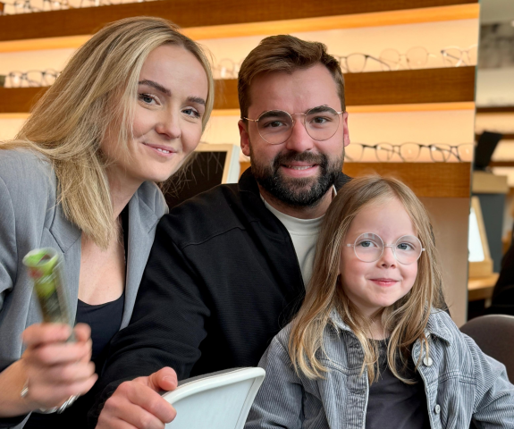 Familie, gl&uuml;ckliche Kunden und Brillentr&auml;ger bei Optik Sch&ouml;nauer 1a Augenoptiker in Ingolstadt