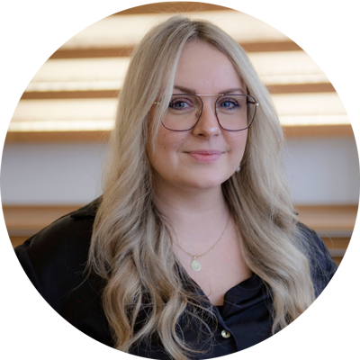 Die Augenoptikerin Julia Aberle (geb. Julia Kraft) ist Spezialisiert auf die Kontaktlinsenanpassung von torischen weichen Silikonkontaktlinsen sowie die Anpassung von Gleitsichtbrillen. Sie ist in der Filiale in der M&uuml;nchener Stra&szlig;e 93 bei Optik Sch&ouml;nauer besch&auml;ftigt und war bereits als Auszubildende im Unternehmen Optik Sch&ouml;nauer (ehemals Optik Reichhart) Mitglied des Teams.