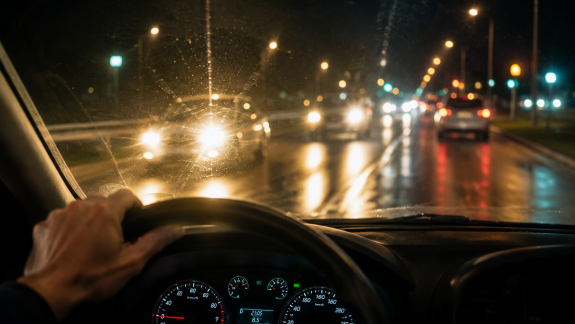 Beim Katarakt oder grauen Star blenden die Lichter im Stra&szlig;enverkehr mehr. Eine Grauer Star Analyse bei Optik Sch&ouml;nauer schafft Klarheit.