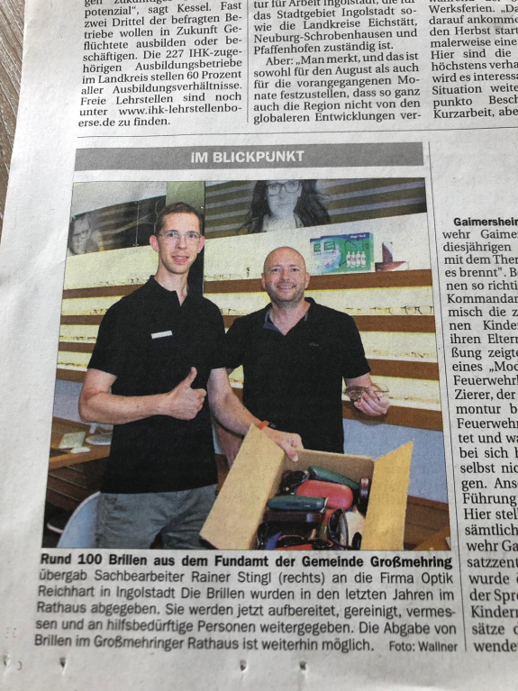 Brille spenden. Sammelstelle Ingolstadt. Der Donakurrier Ingolstat schreibt über Optik Schönauer (ehemals Optik Reichhart). Als Brillensammelstelle für alte Brillen nehmen wir alte Brillen an. Diese werden dann ausgemessen, hergerichtet und gehen an Bedürftige. Hier eine Sammlung von ca. 100 Brillen aus Großmehring.