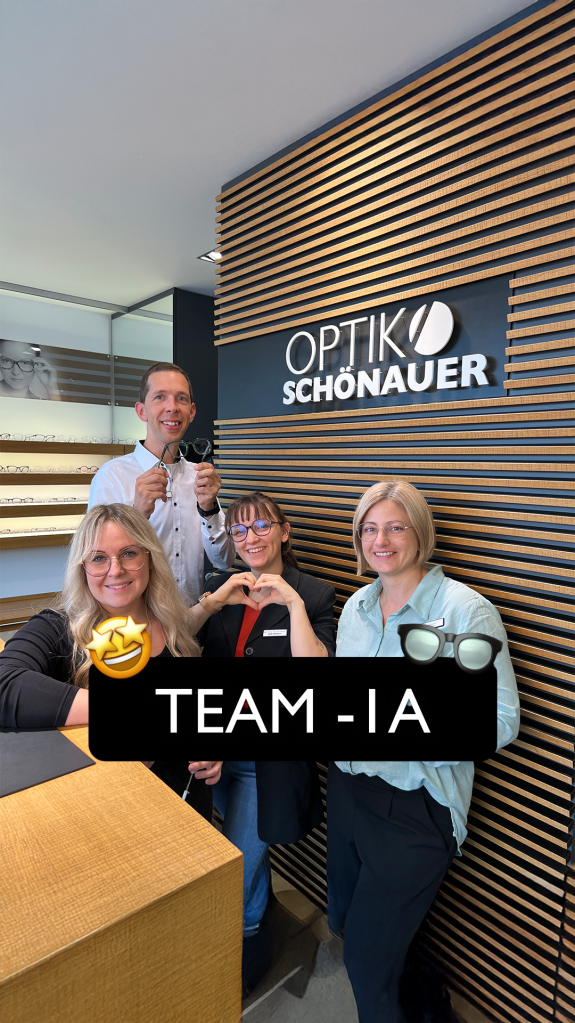 Woran erkennt man einen richtig guten Optiker? ?✨
Nicht an der gr&ouml;&szlig;ten Auswahl. Nicht an den Rabatten. Sondern an den Menschen, die dahinterstehen. ??
Bei Optik Sch&ouml;nauer steckt hinter jeder Brille ein Team, das zusammen lacht, lernt und liebt, was es tut.
Wir sind stolz auf unsere Auszeichnung als 1A-Augenoptiker, aber noch stolzer auf unser Team, das jeden Tag mit Herzblut dabei ist. ❤️&zwj;? Wenn du wissen willst, wie moderne Augenoptik aussieht, klingt und sich anf&uuml;hlt &ndash; schau vorbei!
Du findest uns hier:
? Optik Sch&ouml;nauer GmbH
? M&uuml;nchener Str. 93
?? 85051 Ingolstadt
☎️ Telefon: 0841 72 939
&mdash;--------------------------
? Lena-Christ-Str. 2A
?? 85055 Ingolstadt
☎️ Telefon: 0841 95 60 20
Wir freuen uns auf dich! ?
