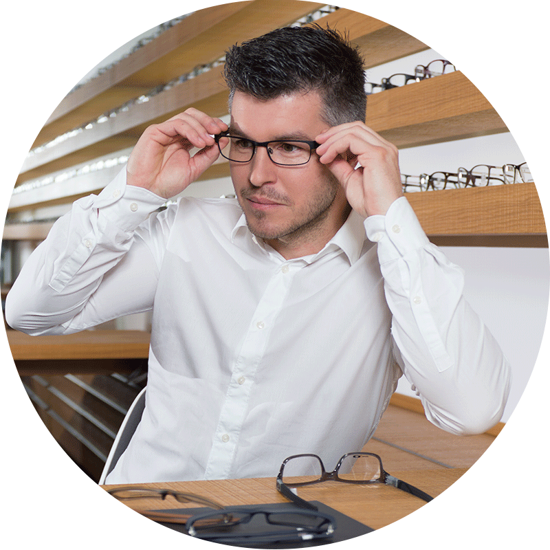 Herrenbrillen Mann beim Optiker Reichhart